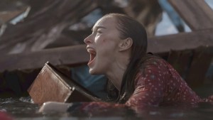Phoebe Dynevor in "Thrash" (Netflix)